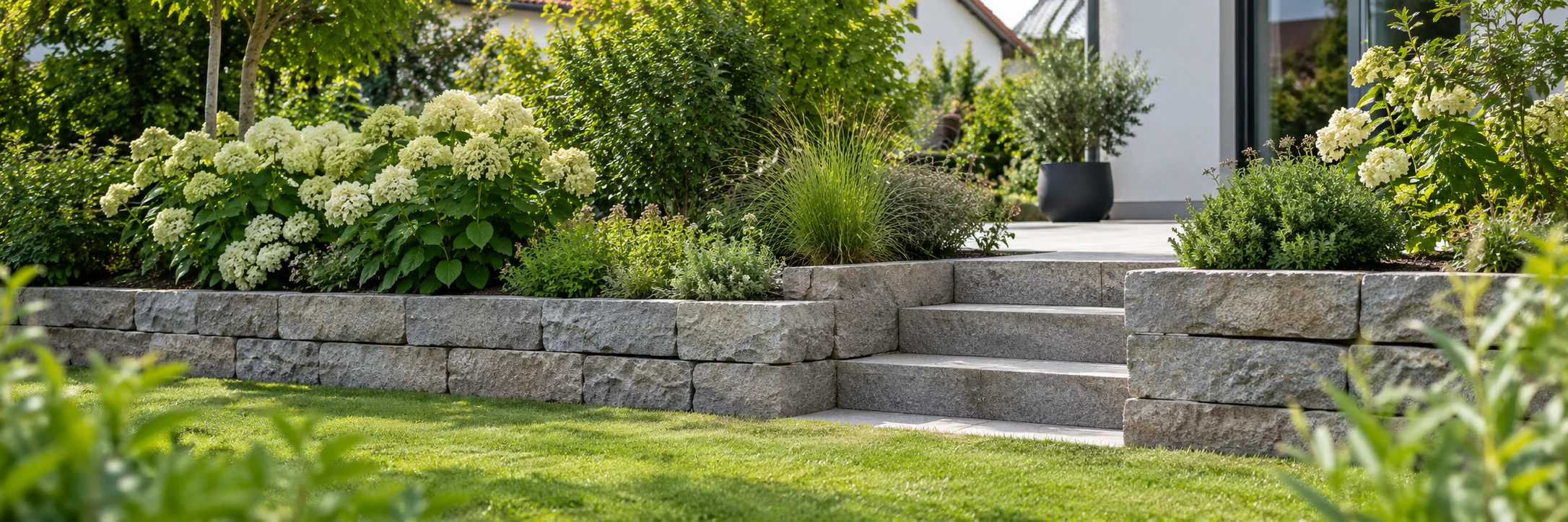 Beispielaufnahme: Gartenanlage mit Natursteinmauer, Hortensien und gepflasterten Stufen